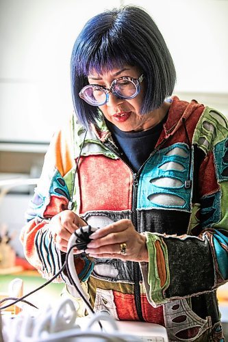 MIKAELA MACKENZIE / WINNIPEG FREE PRESS

Karen Kerr, who makes baskets, vases, and bowls and bags from ropes, works in her home studio on Monday, Sept. 9, 2024. 

For AV story.
Winnipeg Free Press 2024