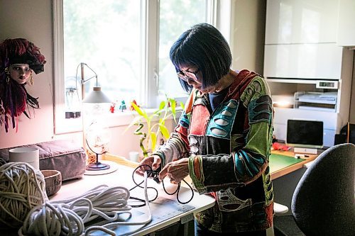 MIKAELA MACKENZIE / WINNIPEG FREE PRESS

Karen Kerr, who makes baskets, vases, and bowls and bags from ropes, works in her home studio on Monday, Sept. 9, 2024. 

For AV story.
Winnipeg Free Press 2024