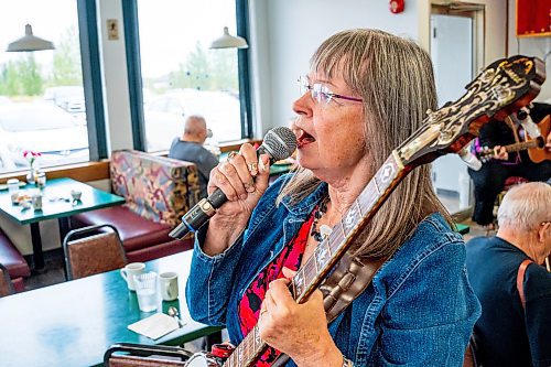 NIC ADAM / FREE PRESS
Debbie Tonner plays her banjo at lively bluegrass jam Friday morning in the Lake Trail Family Restaurant in Anola, MB.
240906 - Friday, September 06, 2024.

Reporter: ?