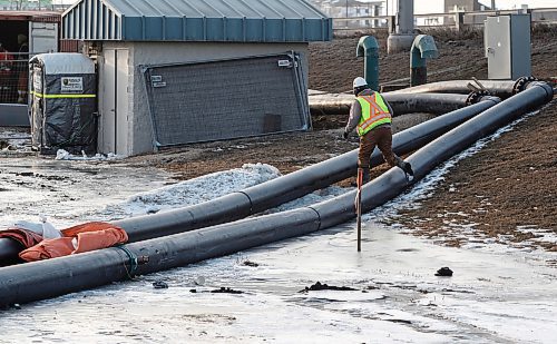 JOHN WOODS / FREE PRESS
City crews work to bypass a sewage leak across the Red River at the Fort Garry Bridge in Winnipeg Tuesday, February 20, 2024. Residents in south west Winnipeg have been asked to reduce the water use to help lighten the load on the temporary fix.

Reporter: ?