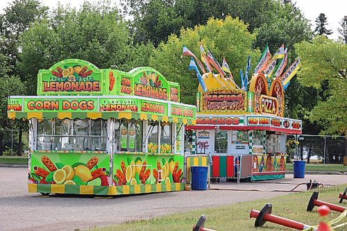 Fresh Squeezed Lemonade and Nachos Pizza trucks are all set up for the 2024 Food Truck Warz on Thursday afternoon. (Abiola Odutola/The Brandon Sun) 