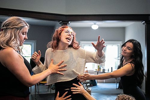 MIKAELA MACKENZIE / WINNIPEG FREE PRESS

Rhea Rodych-Rasidescu (centre) and others run through a scene on Thursday, Sept. 12, 2024. An all-woman cast and crew are behind the upcoming Winnipeg Studio Theatre-Rainbow Stage presentation of Miss Shakespeare.

For arts story.
Winnipeg Free Press 2024