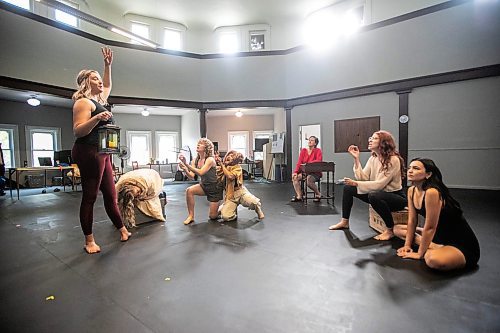 MIKAELA MACKENZIE / WINNIPEG FREE PRESS

The cast runs through a scene on Thursday, Sept. 12, 2024. An all-woman cast and crew are behind the upcoming Winnipeg Studio Theatre-Rainbow Stage presentation of Miss Shakespeare.

For arts story.
Winnipeg Free Press 2024