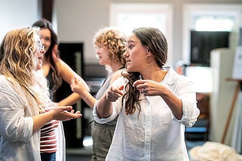 MIKAELA MACKENZIE / WINNIPEG FREE PRESS

Director Erin McGrath during rehearsals on Thursday, Sept. 12, 2024. An all-woman cast and crew are behind the upcoming Winnipeg Studio Theatre-Rainbow Stage presentation of Miss Shakespeare.

For arts story.
Winnipeg Free Press 2024