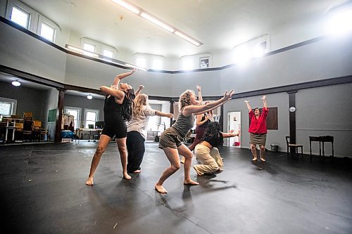 MIKAELA MACKENZIE / WINNIPEG FREE PRESS

The cast runs through a scene on Thursday, Sept. 12, 2024. An all-woman cast and crew are behind the upcoming Winnipeg Studio Theatre-Rainbow Stage presentation of Miss Shakespeare.

For arts story.
Winnipeg Free Press 2024