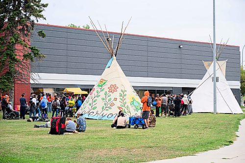 Mike Sudoma/Free Press
A large number of participants wait in line for food outside of N’Dinawemak as the Gizhe Waa Ti-Sii-Win Service Expo offers free health services to those in need Friday
Sept 13, 2024
