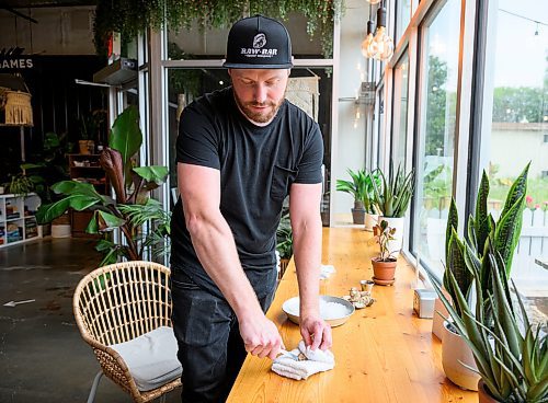 Mike Sudoma/Free Press
Aaron Crawford of RAW Bar shucks oysters at Kilter Brewing Friday afternoon
Sept 13, 2024
