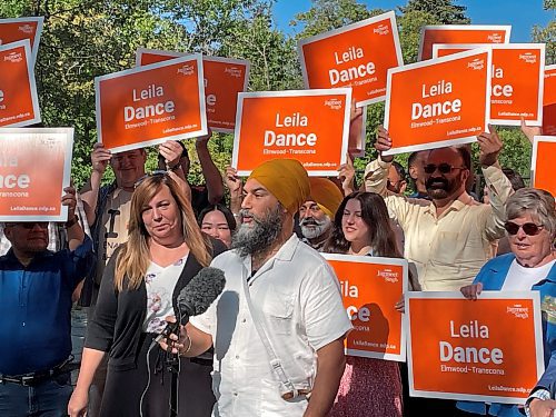 KEVIN ROLLASON / FREE PRESS
NDP leader Jagmeet Singh (centre) spoke to supporters at a rally in support of Transcona-Elmwood candidate Leah Dance Saturday.