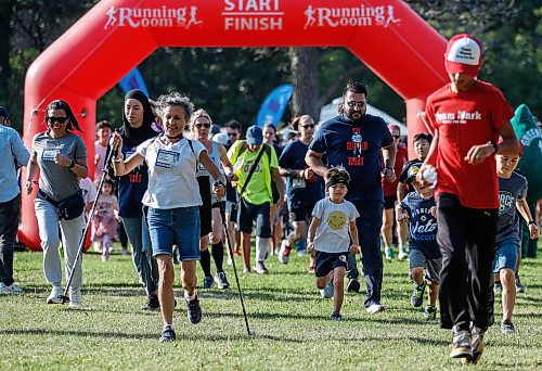 JOHN WOODS / FREE PRESS
Participants start the Terry Fox Run in Assiniboine Park Sunday, September 15, 2024. 

Reporter: tyler