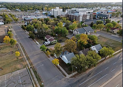 The intersection of Park Street and Victoria Avenue in Brandon. Prairie Mountain Health owns a number of residential properties on Park Street between McTavish and Victoria avenues, where it plans to demolish existing homes and build a new daycare centre for PMH employees and the general public. (Tim Smith/The Brandon Sun)