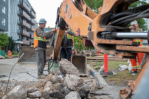 BROOK JONES / FREE PRESS
Despite a rainy morning, workers with Cambrian Excavators LTD., repair a land drainage (stormwater sewer) system at the corner of Pembina Highway and Adamar Road in Winnipeg, Man., Monday, Sept. 16, 2024.