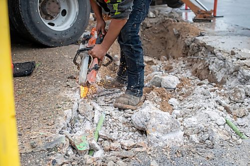 BROOK JONES / FREE PRESS
Despite a rainy morning, pipe layer Andrew Bevilacqua who is with Cambrian Excavators LTD., lets the sparks fly as he cuts rebar during a land drainage (stormwater sewer) system repair at the corner of Pembina Highway and Adamar Road in Winnipeg, Man., Monday, Sept. 16, 2024.