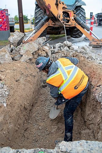 BROOK JONES / FREE PRESS
Despite a rainy morning, pipe layer Andrew Bevilacqua who is with Cambrian Excavators LTD., works at repairing a land drainage (stormwater sewer) system at the corner of Pembina Highway and Adamar Road in Winnipeg, Man., Monday, Sept. 16, 2024.