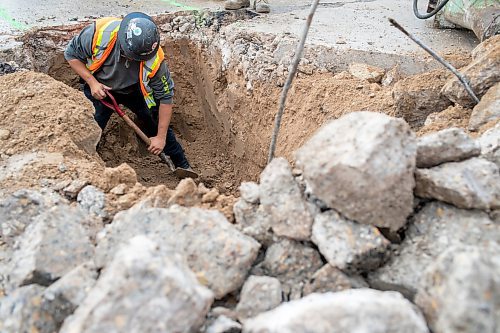 BROOK JONES / FREE PRESS
Despite a rainy morning, pipe layer Andrew Bevilacqua who is with Cambrian Excavators LTD., works at repairing a land drainage (stormwater sewer) system at the corner of Pembina Highway and Adamar Road in Winnipeg, Man., Monday, Sept. 16, 2024.