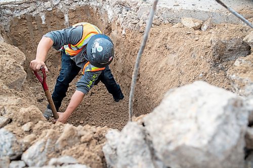 BROOK JONES / FREE PRESS
Despite a rainy morning, pipe layer Andrew Bevilacqua who is with Cambrian Excavators LTD., works at repairing a land drainage (stormwater sewer) system at the corner of Pembina Highway and Adamar Road in Winnipeg, Man., Monday, Sept. 16, 2024.