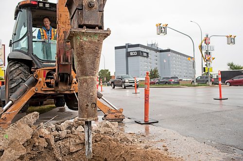 BROOK JONES / FREE PRESS
Despite a rainy morning, excavator operator Daryl Lucking who is with Cambrian Excavators LTD., is pictured working on a land drainage (stormwater sewer) system repair at the corner of Pembina Highway and Adamar Road in Winnipeg, Man., Monday, Sept. 16, 2024.