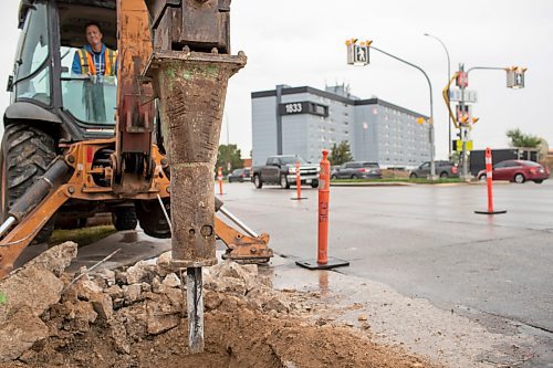 BROOK JONES / FREE PRESS
Despite a rainy morning, excavator operator Daryl Lucking who is with Cambrian Excavators LTD., is pictured working on a land drainage (stormwater sewer) system repair at the corner of Pembina Highway and Adamar Road in Winnipeg, Man., Monday, Sept. 16, 2024.