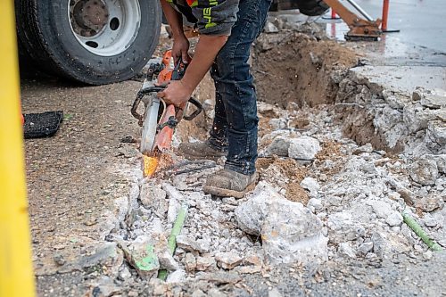 BROOK JONES / FREE PRESS
Despite a rainy morning, pipe layer Andrew Bevilacqua who is with Cambrian Excavators LTD., lets the sparks fly as he cuts rebar during a land drainage (stormwater sewer) system repair at the corner of Pembina Highway and Adamar Road in Winnipeg, Man., Monday, Sept. 16, 2024.