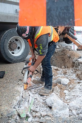 BROOK JONES / FREE PRESS
Despite a rainy morning, pipe layer Andrew Bevilacqua who is with Cambrian Excavators LTD., lets the sparks fly as he cuts rebar during a land drainage (stormwater sewer) system repair at the corner of Pembina Highway and Adamar Road in Winnipeg, Man., Monday, Sept. 16, 2024.