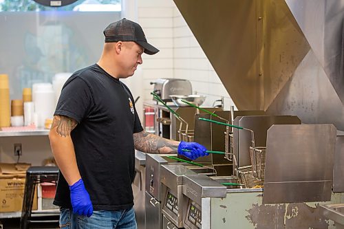 BROOK JONES / FREE PRESS
Thirty-year-old Eric Saniuk who is the owner of Blazing Chicken Shack is cooking curly fries in a deep fryer at his restaurant at 392 Graham Ave., in Winnipeg, Man., Monday, Sept. 16, 2024. Saniuk hosted a grand opening Friday, Sept. 13, 2024.