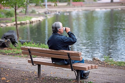 BROOK JONES / FREE PRESS
lifelong St. Vital resident Laurier Gladue sits on a park bench as he drinks a McDonald's coffee while watching Canada geese and ducks at the St. Vital Duck Pond in Winnipeg, Man., Monday, Sept. 16, 2024.