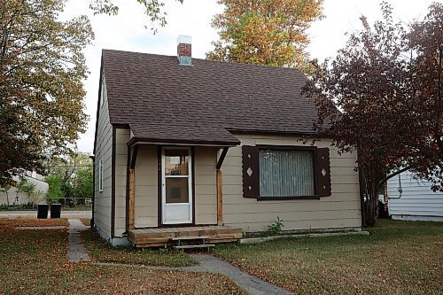 16092024
A home on Victoria Avenue just west of Park Street owned by Prairie Mountain Health. PMH is looking to have the home demolished and has put out a request for proposals for contractors. (Tim Smith/The Brandon Sun)