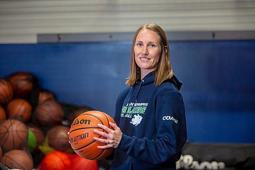 BROOK JONES / FREE PRESS
Thirty-six-year-old Carrissa Reyes is a volunteer coach with the 7-8 coed South Winnipeg Trailblazers basketball team that plays in the Winnipeg Minor Basketball Association community league. Reyes who is also a volunteer director on the board of the WMBA is pictured holding a basketball at the South Winnipeg Community Centre Waverley Site in Winnipeg, Man., Monday, Sept. 16, 2024.