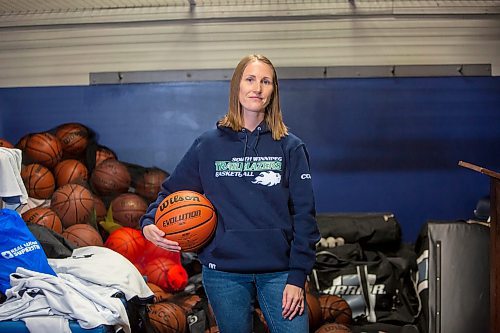 BROOK JONES / FREE PRESS
Thirty-six-year-old Carrissa Reyes is a volunteer coach with the 7-8 coed South Winnipeg Trailblazers basketball team that plays in the Winnipeg Minor Basketball Association community league. Reyes who is also a volunteer director on the board of the WMBA is pictured holding a basketball at the South Winnipeg Community Centre Waverley Site in Winnipeg, Man., Monday, Sept. 16, 2024.