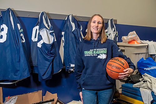 BROOK JONES / FREE PRESS
Thirty-six-year-old Carrissa Reyes is a volunteer coach with the 7-8 coed South Winnipeg Trailblazers basketball team that plays in the Winnipeg Minor Basketball Association community league. Reyes who is also a volunteer director on the board of the WMBA is pictured holding a basketball team at the South Winnipeg Community Centre Waverley Site in Winnipeg, Man., Monday, Sept. 16, 2024.