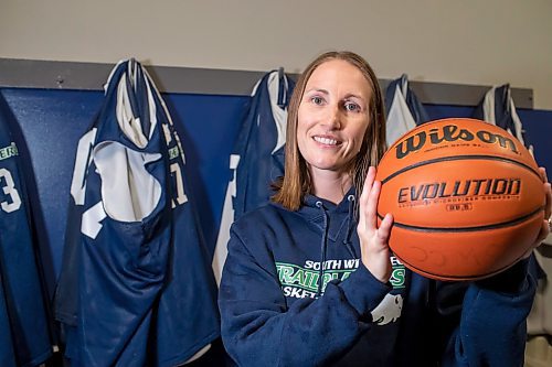 BROOK JONES / FREE PRESS
Thirty-six-year-old Carrissa Reyes is a volunteer coach with the 7-8 coed South Winnipeg Trailblazers basketball team that plays in the Winnipeg Minor Basketball Association community league. Reyes who is also a volunteer director on the board of the WMBA is pictured holding a basketball team at the South Winnipeg Community Centre Waverley Site in Winnipeg, Man., Monday, Sept. 16, 2024.