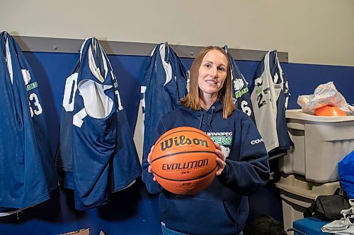 BROOK JONES / FREE PRESS
Thirty-six-year-old Carrissa Reyes is a volunteer coach with the 7-8 coed South Winnipeg Trailblazers basketball team that plays in the Winnipeg Minor Basketball Association community league. Reyes who is also a volunteer director on the board of the WMBA is pictured holding a basketball team at the South Winnipeg Community Centre Waverley Site in Winnipeg, Man., Monday, Sept. 16, 2024.