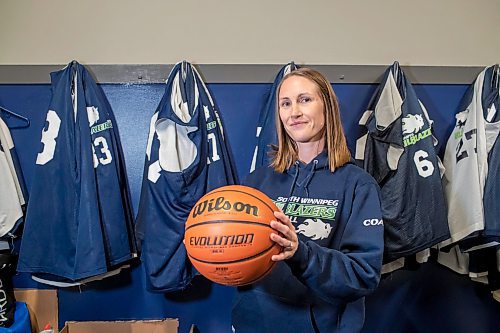 BROOK JONES / FREE PRESS
Thirty-six-year-old Carrissa Reyes is a volunteer coach with the 7-8 coed South Winnipeg Trailblazers basketball team that plays in the Winnipeg Minor Basketball Association community league. Reyes who is also a volunteer director on the board of the WMBA is pictured holding a basketball team at the South Winnipeg Community Centre Waverley Site in Winnipeg, Man., Monday, Sept. 16, 2024.