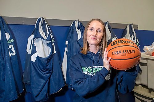 BROOK JONES / FREE PRESS
Thirty-six-year-old Carrissa Reyes is a volunteer coach with the 7-8 coed South Winnipeg Trailblazers basketball team that plays in the Winnipeg Minor Basketball Association community league. Reyes who is also a volunteer director on the board of the WMBA is pictured holding a basketball team at the South Winnipeg Community Centre Waverley Site in Winnipeg, Man., Monday, Sept. 16, 2024.