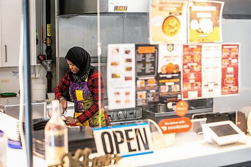 MIKAELA MACKENZIE / WINNIPEG FREE PRESS

Ganiyat Oyesomi-Daibu makes spicy Sichuan fried noodles at Wang Dao Bistro in Morden on Wednesday, Sept. 11, 2024. 

For AV story.
Winnipeg Free Press 2024