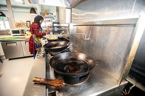 MIKAELA MACKENZIE / WINNIPEG FREE PRESS

Ganiyat Oyesomi-Daibu makes spicy Sichuan fried noodles at Wang Dao Bistro in Morden on Wednesday, Sept. 11, 2024. 

For AV story.
Winnipeg Free Press 2024