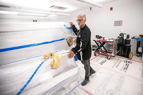 MIKAELA MACKENZIE / WINNIPEG FREE PRESS

Martin Hiebert, who is opening up Prairie Hyperbarics, in the under-construction space in Winnipeg on Tuesday, Sept. 17, 2024. Hiebert is a cancer survivor because of hyperbaric treatment he received in Alberta.

For Martin Cash story.
Winnipeg Free Press 2024