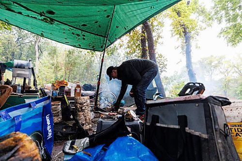 MIKE DEAL / FREE PRESS
Terry trends to a fire while trying to dry off clothing in his campsite at Fort Rouge park Wednesday afternoon.
Reporter: Katrina Clarke
240918 - Wednesday, September 18, 2024.