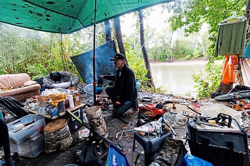 MIKE DEAL / FREE PRESS
Terry trends to a fire while trying to dry off clothing in his campsite at Fort Rouge park Wednesday afternoon.
Reporter: Katrina Clarke
240918 - Wednesday, September 18, 2024.