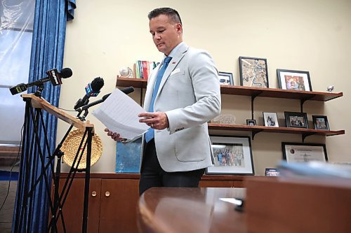 Ruth Bonneville / Free Press


Local - NDP Moyes

NDP Caucus Chair, MLA Mike Moyes, responds to questions from reporters in his office at the Legislative Building regarding the removal of Mark Wasyliw from party earlier this week.


Sept 18th,  2024L