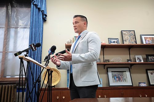 Ruth Bonneville / Free Press


Local - NDP Moyes

NDP Caucus Chair, MLA Mike Moyes, responds to questions from reporters in his office at the Legislative Building regarding the removal of Mark Wasyliw from party earlier this week.


Sept 18th,  2024L