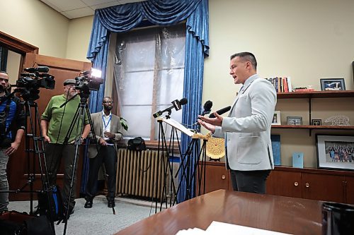 Ruth Bonneville / Free Press


Local - NDP Moyes

NDP Caucus Chair, MLA Mike Moyes, responds to questions from reporters in his office at the Legislative Building regarding the removal of Mark Wasyliw from party earlier this week.


Sept 18th,  2024L