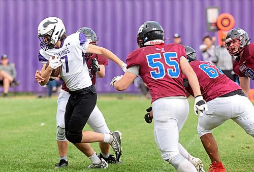 Logan Van Santen of the Vincent Massey Vikings runs the ball during high school football action against the Sturgeon Heights Huskies at Massey on Thursday afternoon. (Tim Smith/The Brandon Sun)