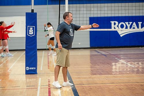 BROOK JONES / FREE PRESS
The Lord Selkirk Royals varsity girls volleyball team plays host to the visiting Mennonite Brethren Hawks in KPAC Tier 1 volleyball action at the Sellkirk Comp in Selkirk, Man., Wednesday, Sept. 18, 2024. Pictured: Selkirk Royals head coach Chad Whiteside gives instructions to his players.