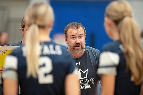 BROOK JONES / FREE PRESS
The Lord Selkirk Royals varsity girls volleyball team plays host to the visiting Mennonite Brethren Hawks in KPAC Tier 1 volleyball action at the Sellkirk Comp in Selkirk, Man., Wednesday, Sept. 18, 2024. Pictured: Selkirk Royals head coach Chad Whiteside talks with his players they huddle around him.