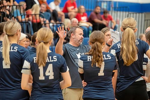 BROOK JONES / FREE PRESS
The Lord Selkirk Royals varsity girls volleyball team plays host to the visiting Mennonite Brethren Hawks in KPAC Tier 1 volleyball action at the Sellkirk Comp in Selkirk, Man., Wednesday, Sept. 18, 2024. Pictured: Selkirk Royals head coach Chad Whiteside talks with his players as they huddle around him.