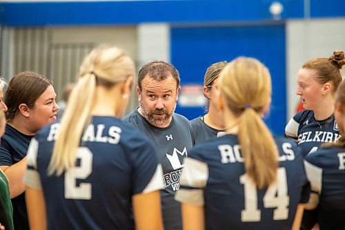 BROOK JONES / FREE PRESS
The Lord Selkirk Royals varsity girls volleyball team plays host to the visiting Mennonite Brethren Hawks in KPAC Tier 1 volleyball action at the Sellkirk Comp in Selkirk, Man., Wednesday, Sept. 18, 2024. Pictured: Selkirk Royals head coach Chad Whiteside talks with his players as they huddle around him.