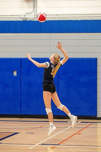 BROOK JONES / FREE PRESS
The Lord Selkirk Royals varsity girls volleyball team plays host to the visiting Mennonite Brethren Hawks in KPAC Tier 1 volleyball action at the Sellkirk Comp in Selkirk, Man., Wednesday, Sept. 18, 2024. Pictured: Selkirk Royals Grade 11 student Paige Whiteside serves the volleyball.