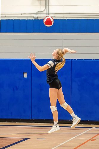 BROOK JONES / FREE PRESS
The Lord Selkirk Royals varsity girls volleyball team plays host to the visiting Mennonite Brethren Hawks in KPAC Tier 1 volleyball action at the Sellkirk Comp in Selkirk, Man., Wednesday, Sept. 18, 2024. Pictured: Selkirk Royals Grade 11 student Paige Whiteside serves the volleyball.