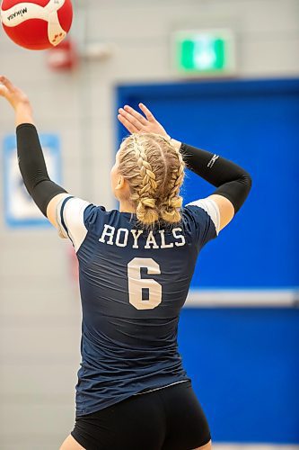 BROOK JONES / FREE PRESS
The Lord Selkirk Royals varsity girls volleyball team earned a victory over the visiting Mennonite Brethren Hawks in three straights sets (25-9, 25-11, 25-12-) in KPAC Tier 1 volleyball action at the Sellkirk Comp in Selkirk, Man., Wednesday, Sept. 18, 2024. Pictured: Selkirk Royals Alyssa Cador serves the volleyball during the first set.