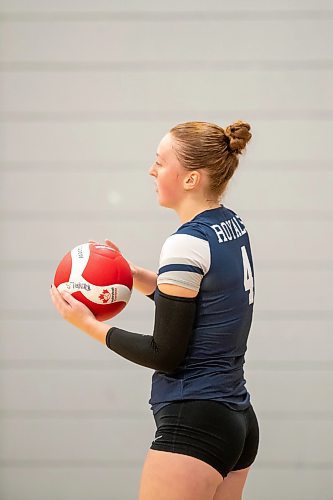 BROOK JONES / FREE PRESS
The Lord Selkirk Royals varsity girls volleyball team earned a victory over the visiting Mennonite Brethren Hawks in three straights sets (25-9, 25-11, 25-12-) in KPAC Tier 1 volleyball action at the Sellkirk Comp in Selkirk, Man., Wednesday, Sept. 18, 2024. Pictured: Selkirk Royals Madeline Beerling prepares to serve the volleyball during the first set.